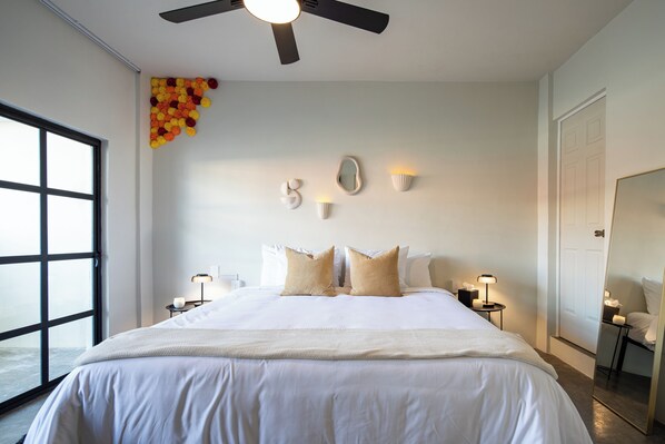 Comfort Room, 1 King Bed | Laptop workspace, iron/ironing board, free WiFi - Casa Lumos - Minimalist Comfort Suites in Centro Historico (Oaxaca)