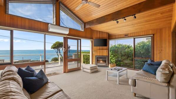 Smart TV, fireplace