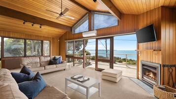 Een smart-tv en een open haard