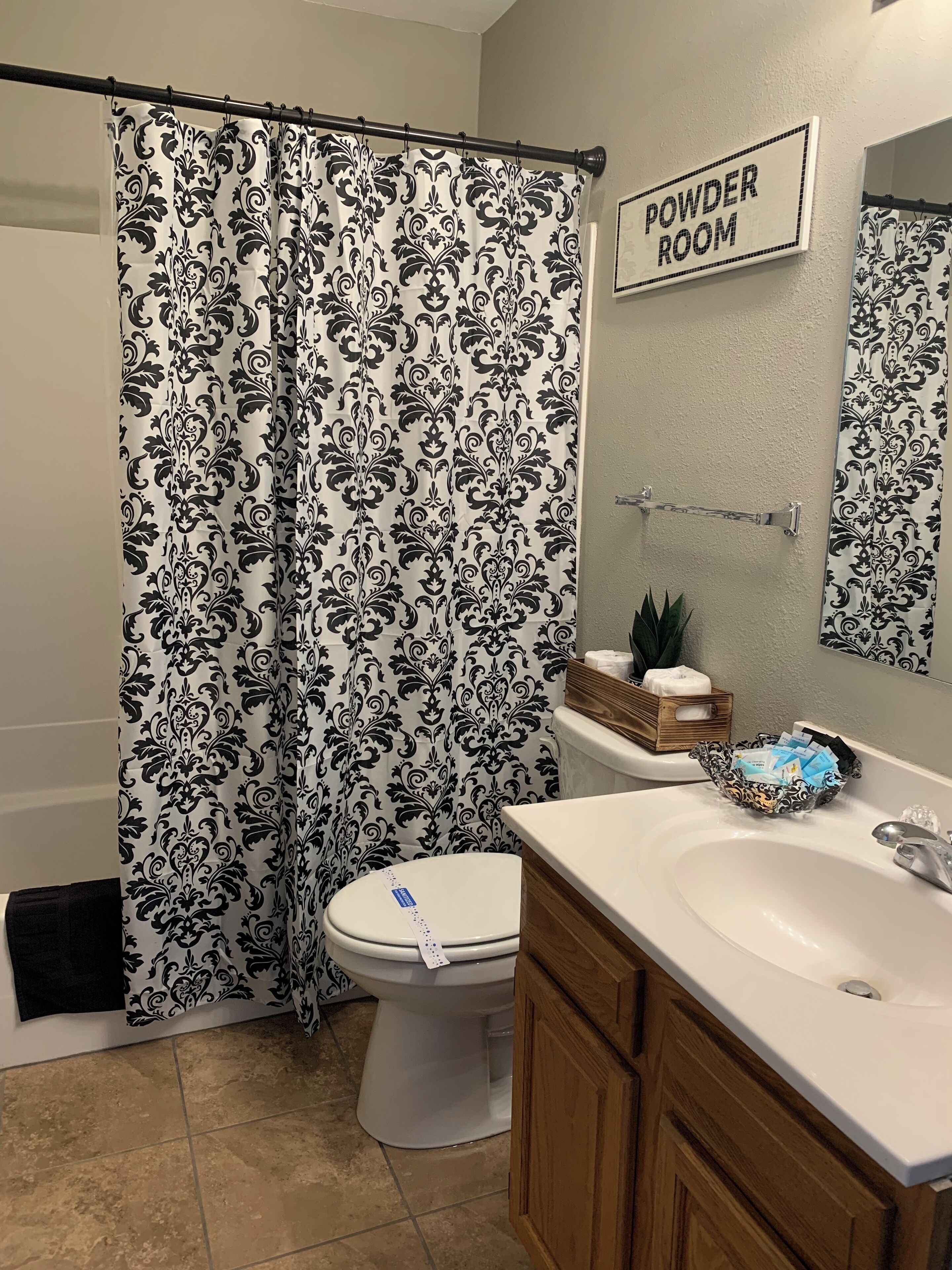 Secador de pelo, toallas, jabón y champú