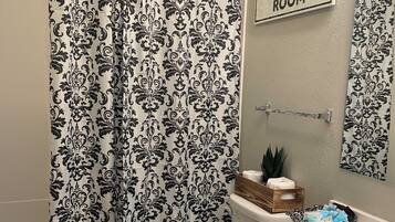 Secador de pelo, toallas, jabón y champú