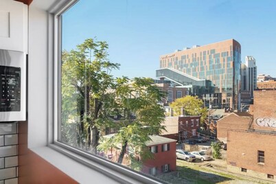 Modern 1BR Brick+ Kingbed+Free parking+Close to DT