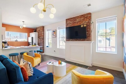 Modern 1BR Brick+ KingBed +Free Parking+Close to DT