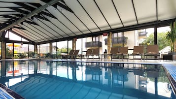 Piscina coperta, con ingresso dalle 10:00 alle 20:00, lettini