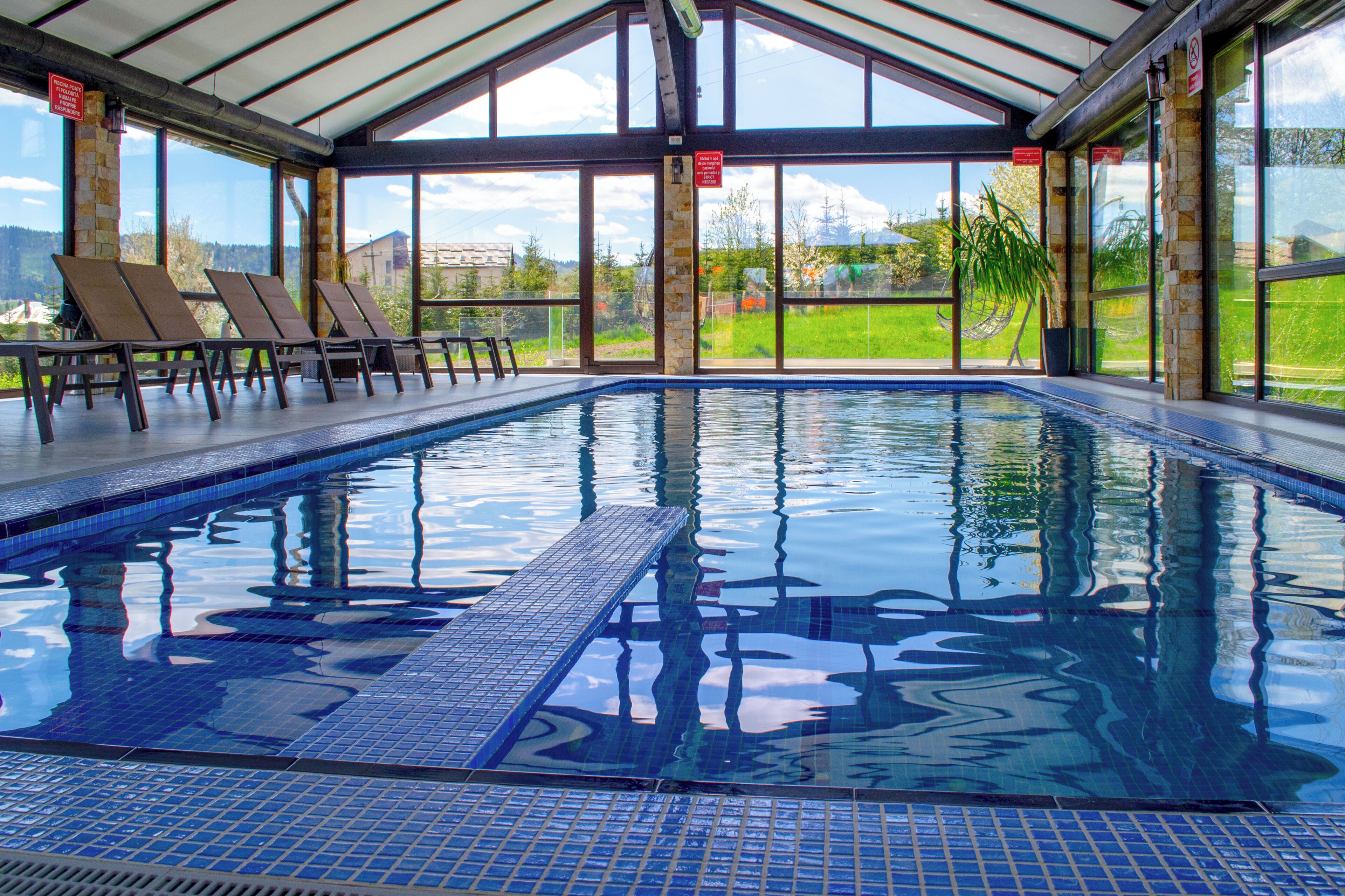 Hồ bơi trong nhà, mở cửa từ 10:00 đến 20:00, ghế dài tắm nắng 