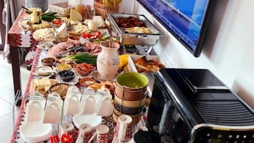 Daily buffet breakfast (RON 50 per person)
