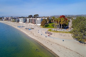 Na praia, espreguiçadeiras, toalhas de praia 