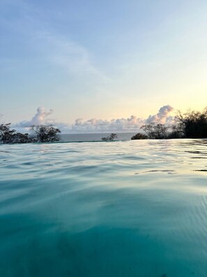 A calm sea with a clear sky and distant land. - Casa Jasmin Troncones (Troncones)