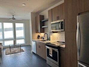 Jääkaappi, mikroaaltouuni, uuni, liesi