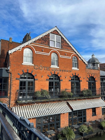 Exterior. The best Windsor Castle and river Thames Panoramic views