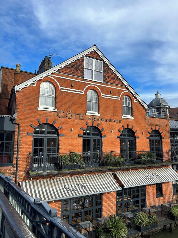 Exterior - Windsor Castle Panoramic views and terrace
Artist's luxurious apartment (Eton)