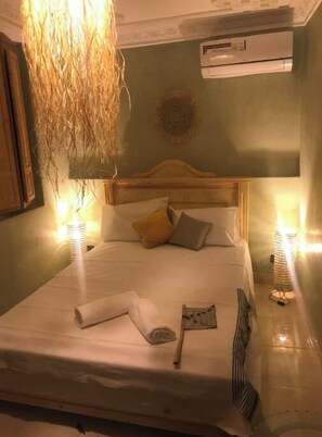 5 bedrooms, iron/ironing board, WiFi, bed sheets