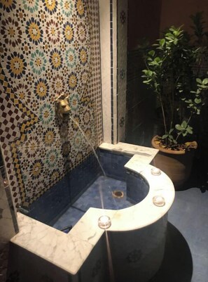 Secador de pelo, toallas, jabón y champú