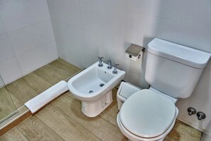 Shower, hair dryer, bidet, towels - 2 bedroom apartment, Palermo (Palermo)