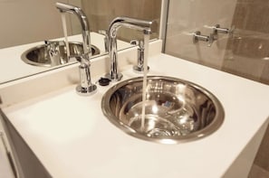 Douche, sèche-cheveux, bidet, serviettes fournies