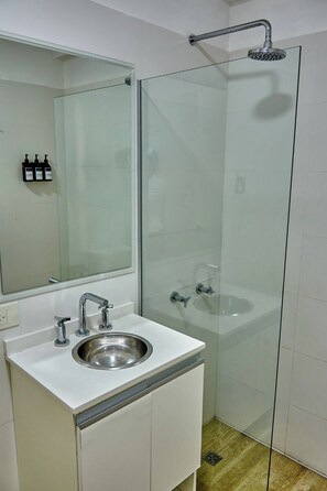 Shower, hair dryer, bidet, towels