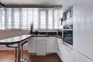 Refrigerador, microondas, horno y lavavajillas 