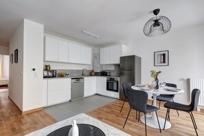 Fridge, microwave, oven, dishwasher - TBS 197 - Bright apartment with terrace (Paris)