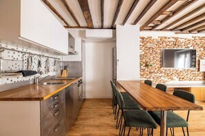 Fridge, microwave, oven, stovetop - Relais Cocorico - Town House 4 Private Suites, AC Cinema Gym & Sauna (Paris)