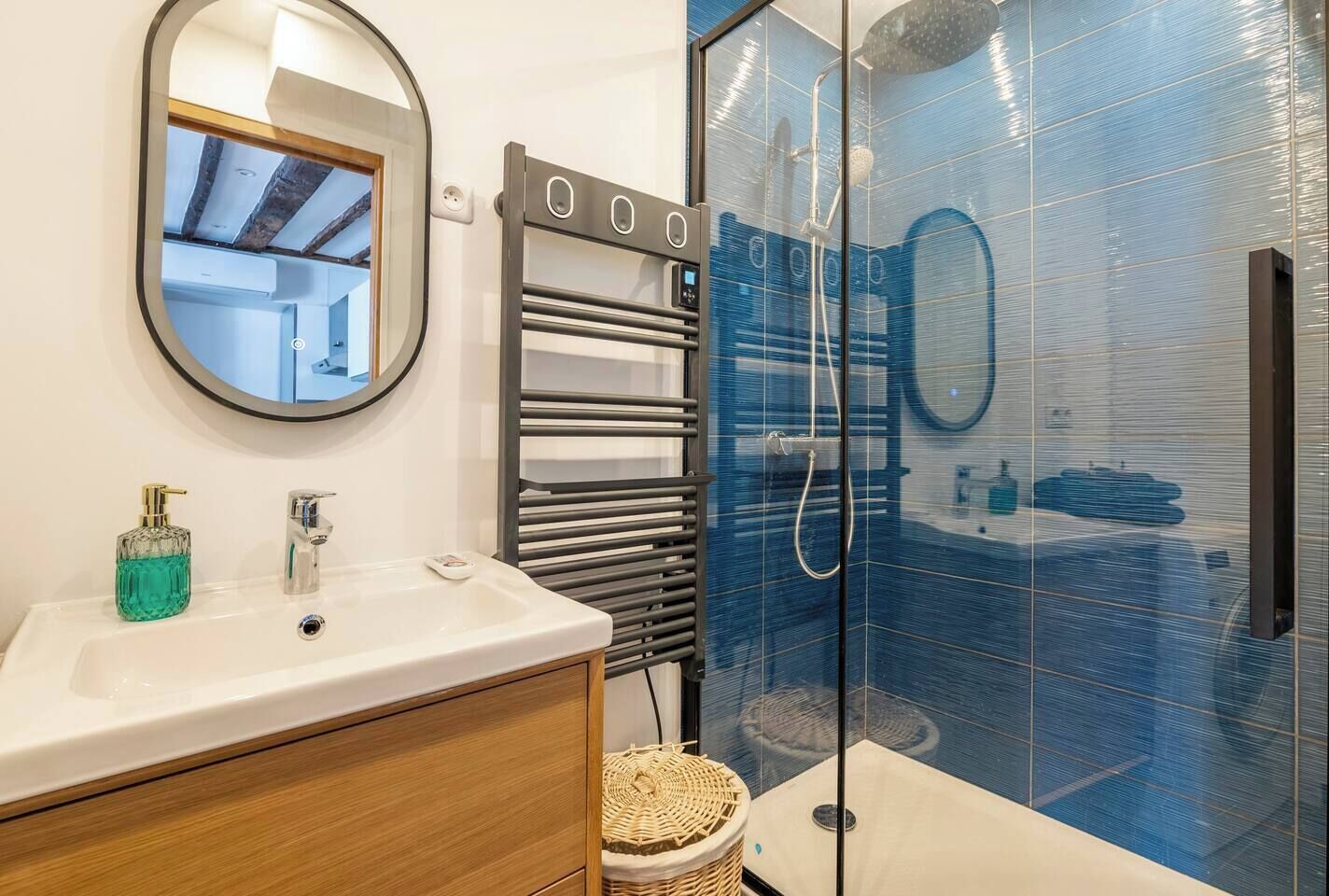 Regadera, tina de hidromasaje, secadora de cabello, toallas 