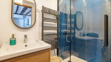 Regadera, tina de hidromasaje, secadora de cabello, toallas