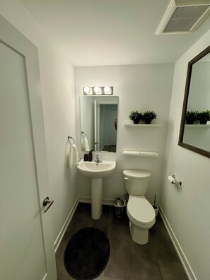 Een douche, een haardroger, handdoeken, zeep