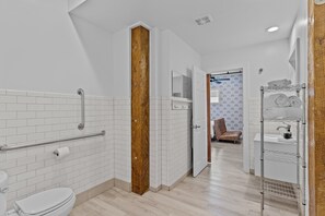 Dusj, hårføner og håndklær