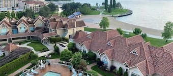 Sunset Waterfront Resort 4. Luxury Lakeside, Lakeview 2 bed/2 bath Kelowna Condo