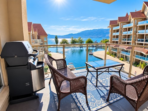 Sunset Waterfront Resort 4. Luxury Lakeside, Lakeview 2 bed/2 bath Kelowna Condo