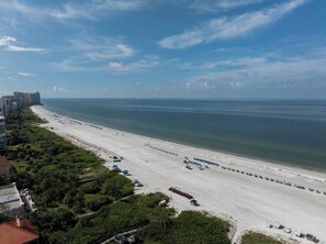 Liegestühle, Strandtücher