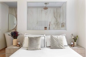 3 chambres, bureau, fer et planche à repasser, lit parapluie