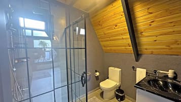 Deluxe Bungalow | Bathroom | Separate tub and shower, free toiletries, hair dryer, towels