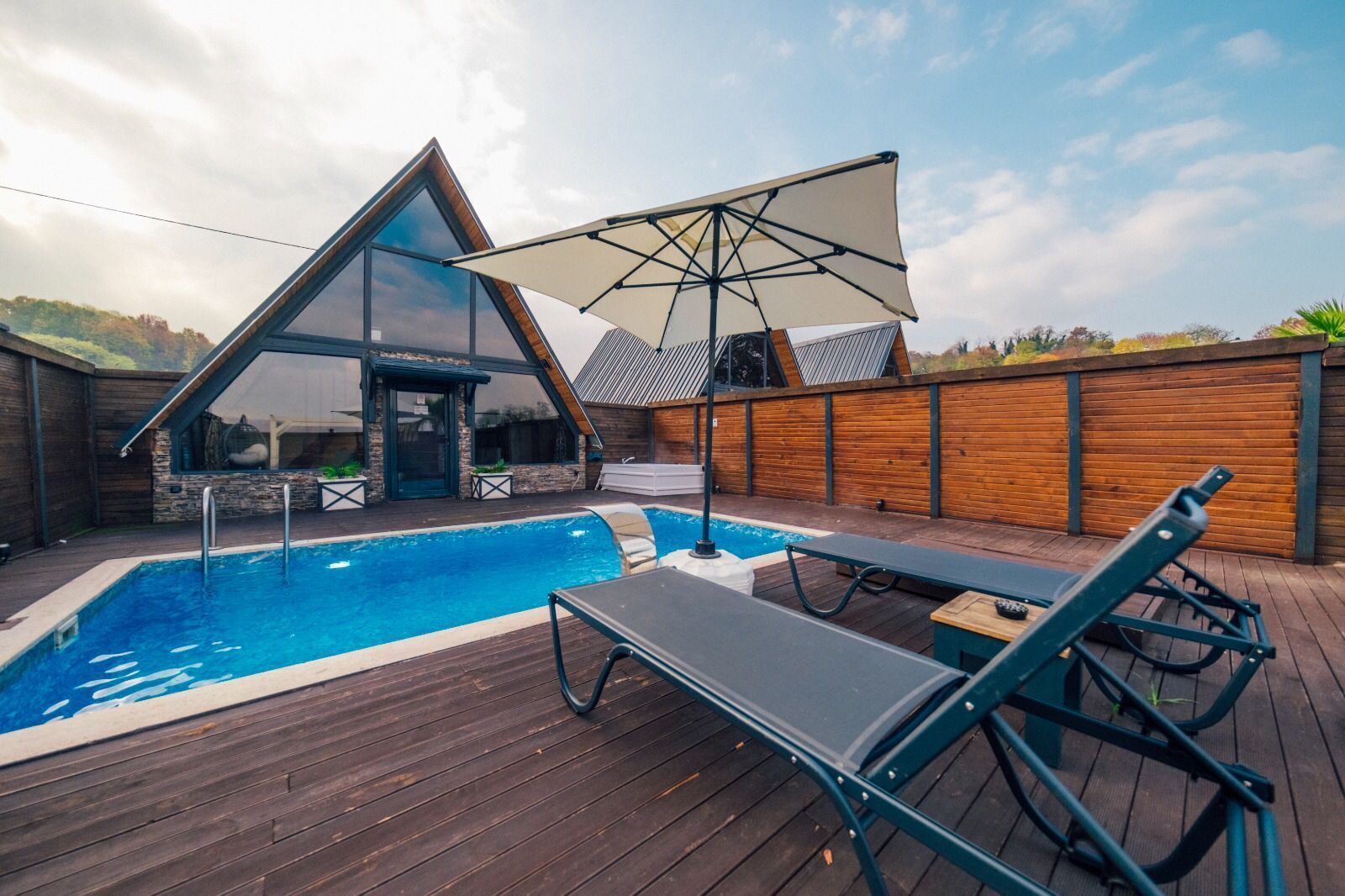 Bungalow Deluxe | 2 phòng ngủ, bộ đồ giường cao cấp, minibar, bàn 