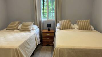 2 slaapkamers, een kluis op de kamer, een strijkplank/strijkijzer