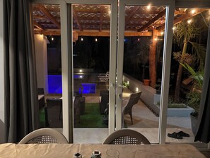 Outdoor dining - Charming 2-bedroom house with WiFi, AC in adorable Las Isletas (Las Isletas)