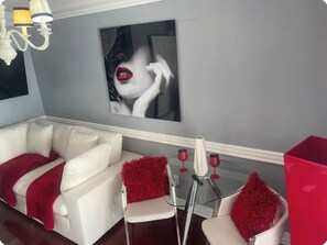 Living area - 🌺Luxury Paradise: Tropical Post-Op Style Edition 🌺 (Miami)