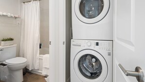 Haartrockner, Handtücher, Seife, Shampoo