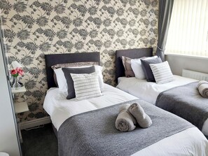 3 bedrooms, free WiFi, bed sheets - 3 bedroom accommodation in Conwy (Conwy)