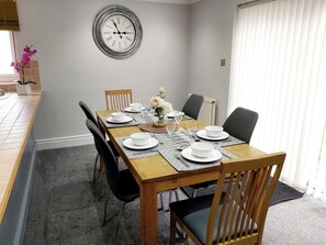 Dining - 3 bedroom accommodation in Conwy (Conwy)