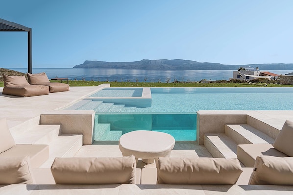 Piscine extérieure, parasols de plage, chaises longues