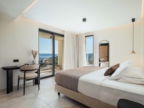 4 عدّة غرف نوم وخزنة داخل الغرفة وتجهيزات عازلة للصوت ومكواة/لوح كي