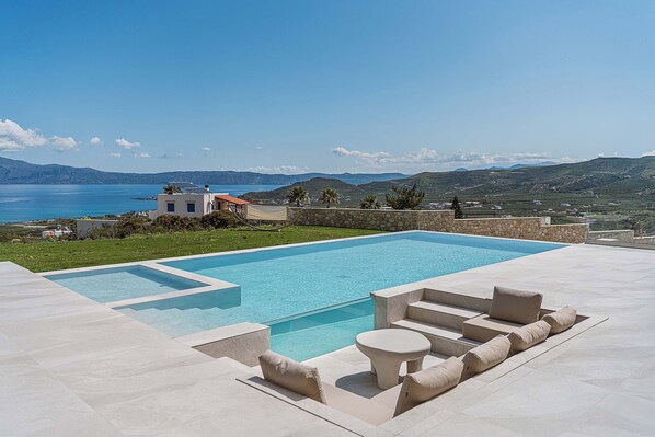 حمّام سباحة خارجي، مظلات على حمّام السباحة، مقاعد للتشمس