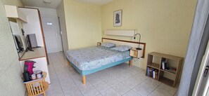 Een strijkplank/strijkijzer, wifi, beddengoed