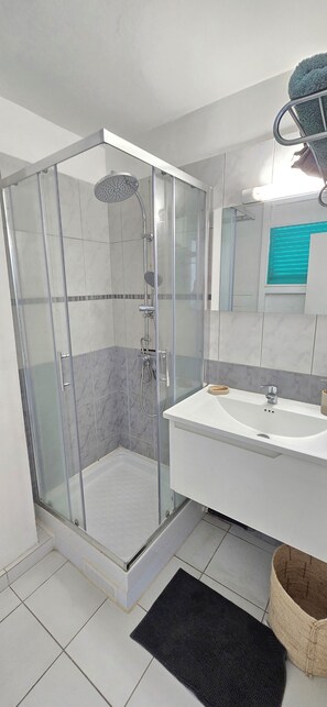 Sèche-cheveux, serviettes fournies, savon, papier toilette