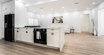 Stunning Full Glatt Kosher House with Heated Pool!
