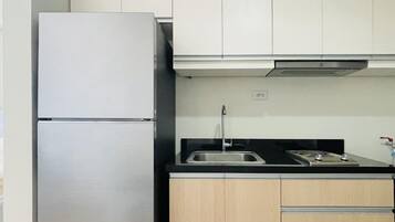 Kühlschrank, Mikrowelle, Herdplatte, Kochgeschirr/Geschirr/Besteck