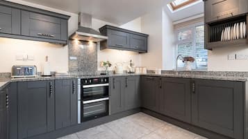 Geladeira, fogão, lava-louças, torradeira