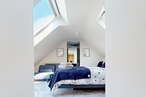3 habitaciones, tabla de planchar con plancha, wifi y ropa de cama 