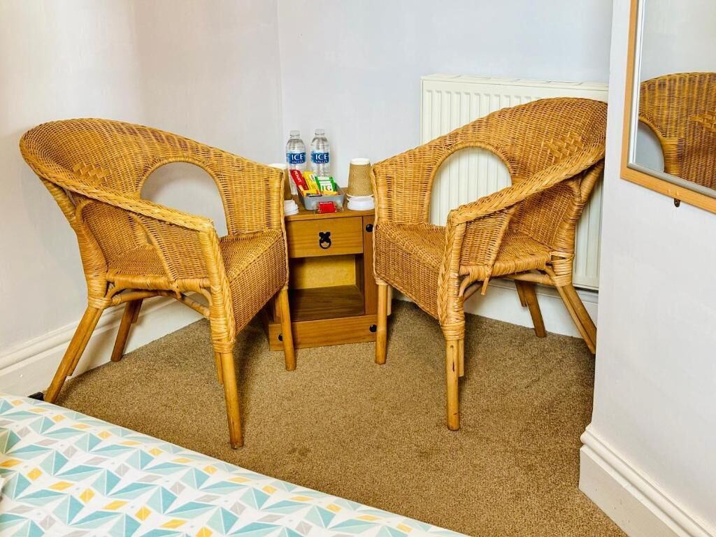 ستائر تعتيم ومكواة/لوح كي وواي فاي مجانًا