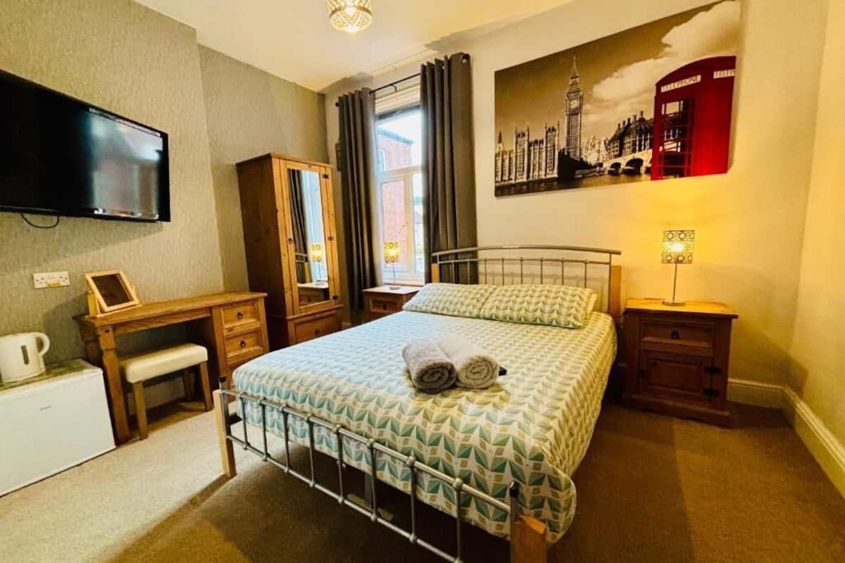 Kamar Double Comfort | 2 kamar tidur, tirai kedap cahaya, dan setrika/meja setrika